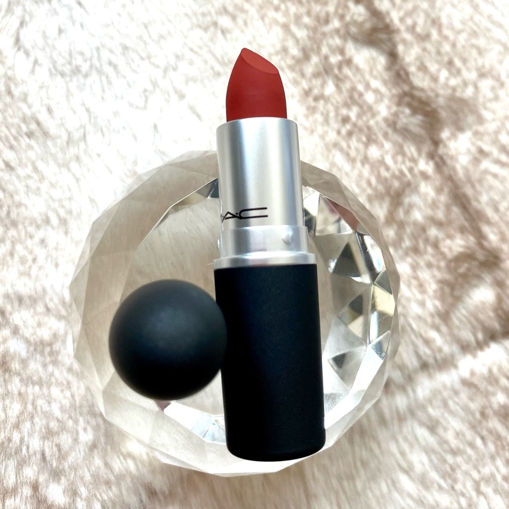 MAC Powder Kiss Lipstick 916 devoted to chili DEVOTED TO CHILI - Warm brick red - Picture 6 of 8